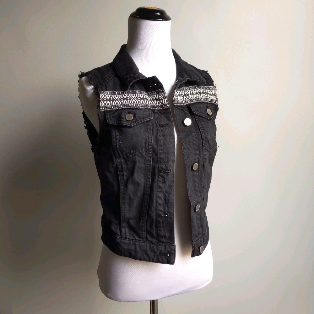 H&M Black Vest with Multicolor Pattern - Picture 2 of 8